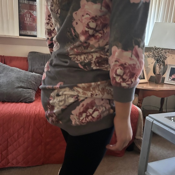 Beautiful eyeshadow floral woman’s small sweater (EUC) - Picture 9 of 9